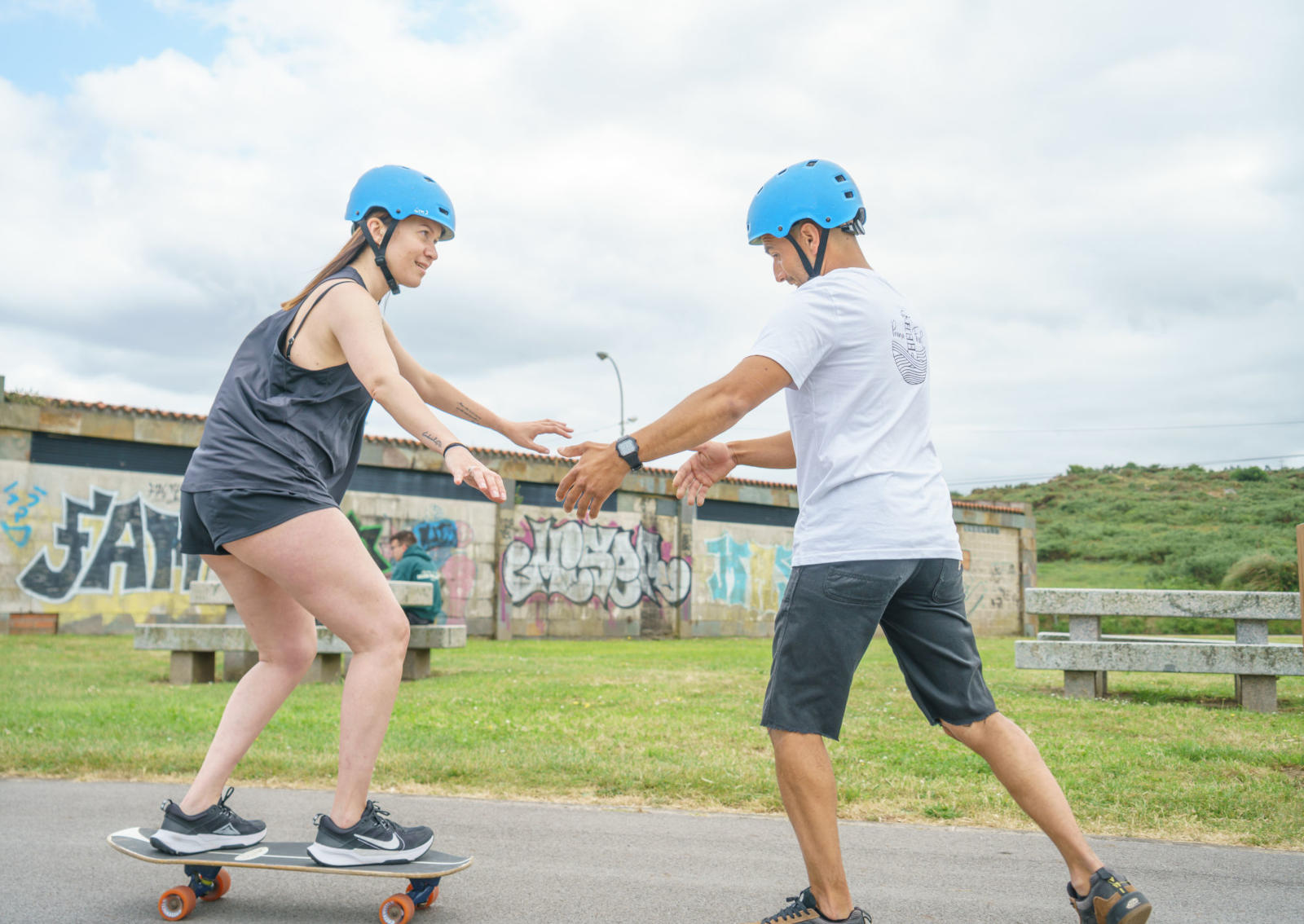 persona aprendiendo surfskate con acompañamiento en el norte de fuerteventura